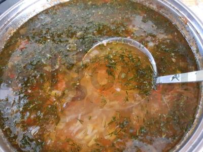 Šaltibarščiai su šviežia kopūstu, pomidoru ir paprika pagrindine nuotrauka