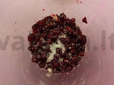 Pieno kokteilis su granatu ir cinamonu Žingsnis 1