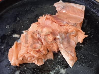 Lašiša, kepta su brokoliais ir paprikomis Žingsnis 1