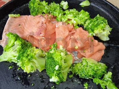 Lašiša, kepta su brokoliais ir paprikomis Žingsnis 2