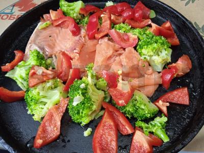 Lašiša, kepta su brokoliais ir paprikomis Žingsnis 3