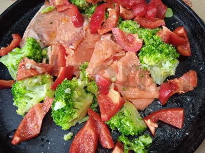 Lašiša, kepta su brokoliais ir paprikomis Žingsnis 4