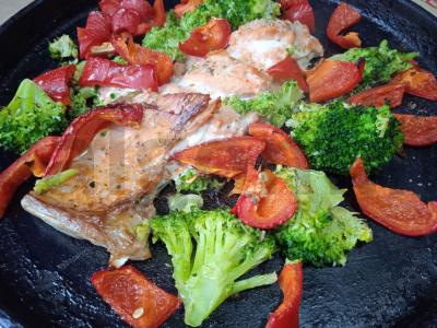 Lašiša, kepta su brokoliais ir paprikomis Žingsnis 5