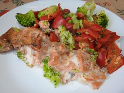 Lašiša, kepta su brokoliais ir paprikomis pagrindine nuotrauka