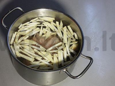 Toskaniškas troškintas sriuba su medžiotojų dešrelėmis, pupelėmis, avinžirniais ir lęšiais Žingsnis 4