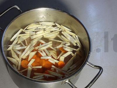 Toskaniškas troškintas sriuba su medžiotojų dešrelėmis, pupelėmis, avinžirniais ir lęšiais Žingsnis 6