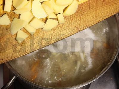 Toskaniškas troškintas sriuba su medžiotojų dešrelėmis, pupelėmis, avinžirniais ir lęšiais Žingsnis 10