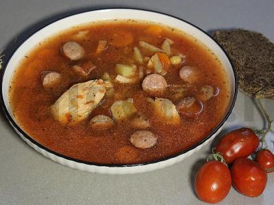 Toskaniškas troškintas sriuba su medžiotojų dešrelėmis, pupelėmis, avinžirniais ir lęšiais pagrindine nuotrauka