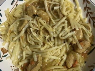 Makaronai su mėsos guliašu pagrindine nuotrauka