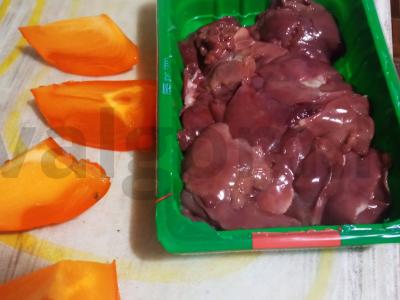 Kepta kepenėlė su persimonu, raudonėliu ir čili padažu Žingsnis 1