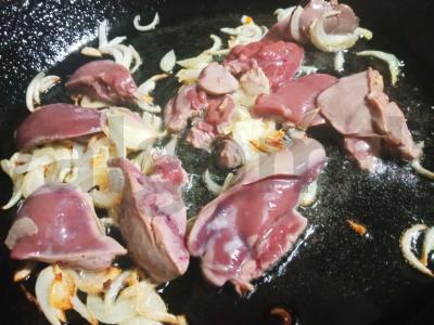 Kepta kepenėlė su persimonu, raudonėliu ir čili padažu Žingsnis 3