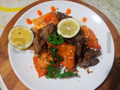 Kepta kepenėlė su persimonu, raudonėliu ir čili padažu pagrindine nuotrauka