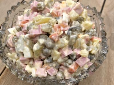 Klasikinis olivjė pagrindine nuotrauka