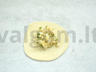 Sluoksniuotos tešlos pyragėliai su ryžiais, kiaušiniais ir žaliu svogūnu Žingsnis 4