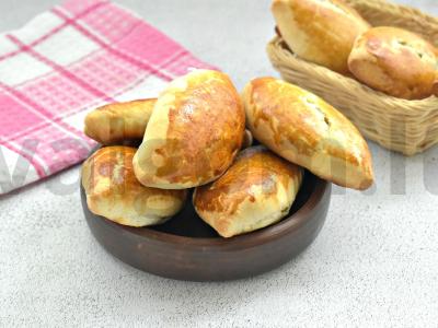 Sluoksniuotos tešlos pyragėliai su ryžiais, kiaušiniais ir žaliu svogūnu pagrindine nuotrauka