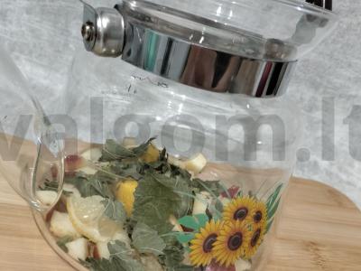 Vitaminų arbata su obuoliu, citrina ir serbentų lapais Žingsnis 3