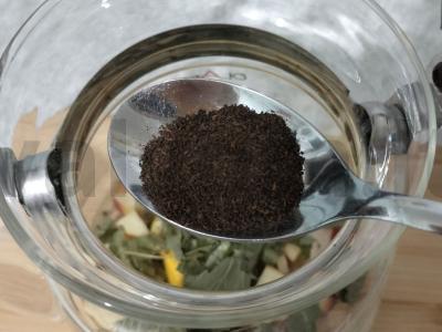 Vitaminų arbata su obuoliu, citrina ir serbentų lapais Žingsnis 4