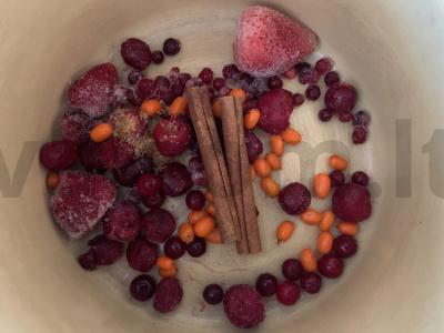 Gėrimas su uogomis ir cinamonu Žingsnis 1