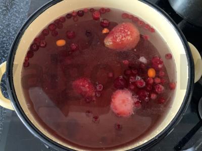 Gėrimas su uogomis ir cinamonu Žingsnis 2