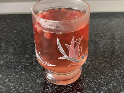 Gėrimas su uogomis ir cinamonu pagrindine nuotrauka