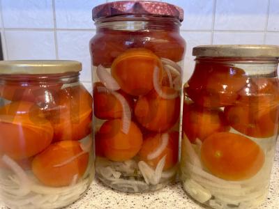 Marinuoti pomidorai su pačiu skaniausiu marinatu pagrindine nuotrauka