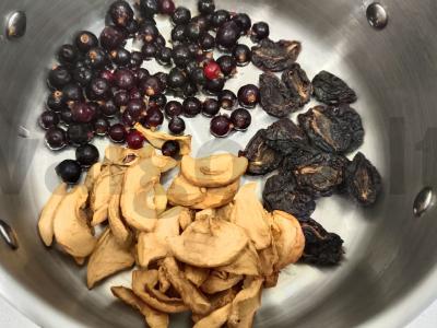 Džiovintų vaisių ir juodųjų serbentų kompotas Žingsnis 1