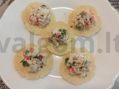 Krabų užkandis ant krekerių pagrindine nuotrauka