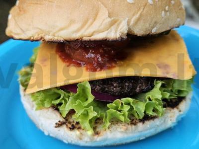 Sultingas burgeris ant ugnies pagrindine nuotrauka