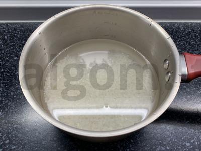 Onigiri su daržovėmis, varškės sūriu ir jūros kopūstais Žingsnis 1