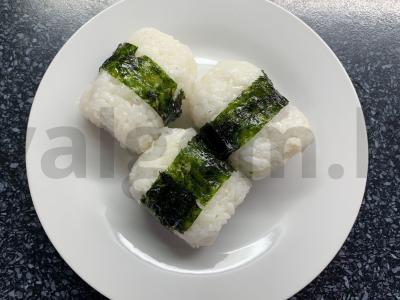 Onigiri su daržovėmis, varškės sūriu ir jūros kopūstais pagrindine nuotrauka