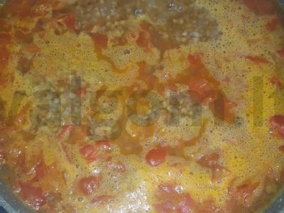 Grikių košė su jautienos kubeliu, pomidorais ir svogūnais Žingsnis 3