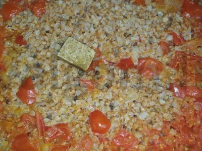 Grikių košė su jautienos kubeliu, pomidorais ir svogūnais Žingsnis 4