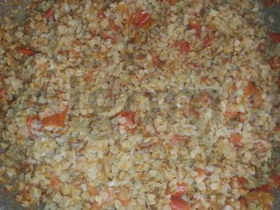 Grikių košė su jautienos kubeliu, pomidorais ir svogūnais pagrindine nuotrauka