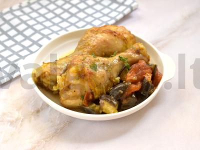 Vištienos blauzdelės su daržovėmis orkaitėje pagrindine nuotrauka