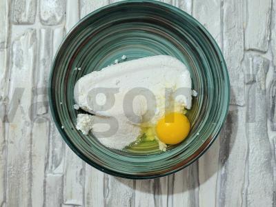 Nuostabūs varškėčiai su razinomis ant ryžių miltų Žingsnis 1