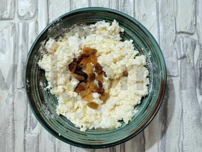 Nuostabūs varškėčiai su razinomis ant ryžių miltų Žingsnis 3