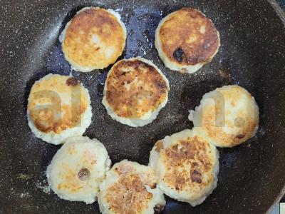 Nuostabūs varškėčiai su razinomis ant ryžių miltų Žingsnis 5