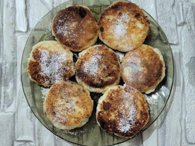 Nuostabūs varškėčiai su razinomis ant ryžių miltų pagrindine nuotrauka