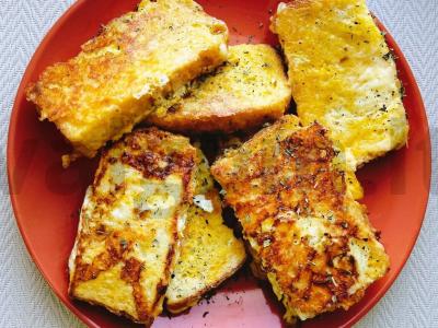 Sūrio skrudinta duona pusryčiams pagrindine nuotrauka