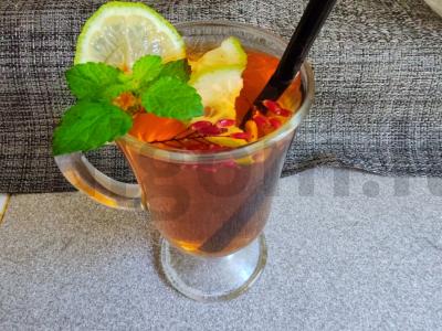 Šaltas arbata su barbaru, limonu ir mėta pagrindine nuotrauka