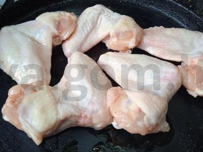 Vištienos sparneliai, kepti su mini pievagrybiais ir paprikomis Žingsnis 1