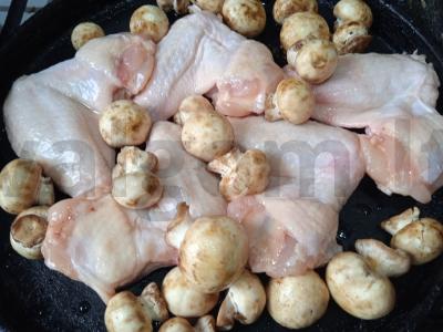 Vištienos sparneliai, kepti su mini pievagrybiais ir paprikomis Žingsnis 2