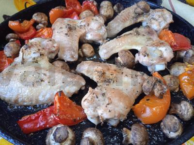 Vištienos sparneliai, kepti su mini pievagrybiais ir paprikomis Žingsnis 5