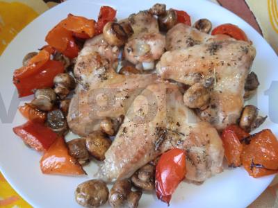 Vištienos sparneliai, kepti su mini pievagrybiais ir paprikomis Žingsnis 6