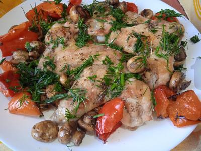 Vištienos sparneliai, kepti su mini pievagrybiais ir paprikomis pagrindine nuotrauka