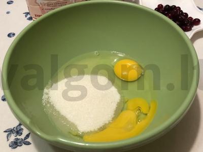 Jogurtinis pyragas su spanguolėmis Žingsnis 1