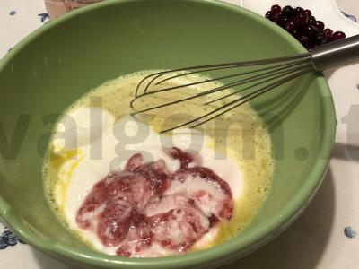 Jogurtinis pyragas su spanguolėmis Žingsnis 2