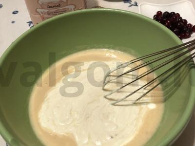 Jogurtinis pyragas su spanguolėmis Žingsnis 4