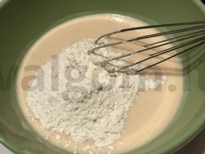 Jogurtinis pyragas su spanguolėmis Žingsnis 5