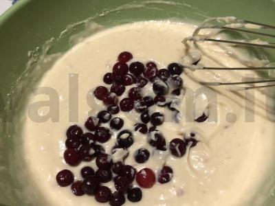 Jogurtinis pyragas su spanguolėmis Žingsnis 6